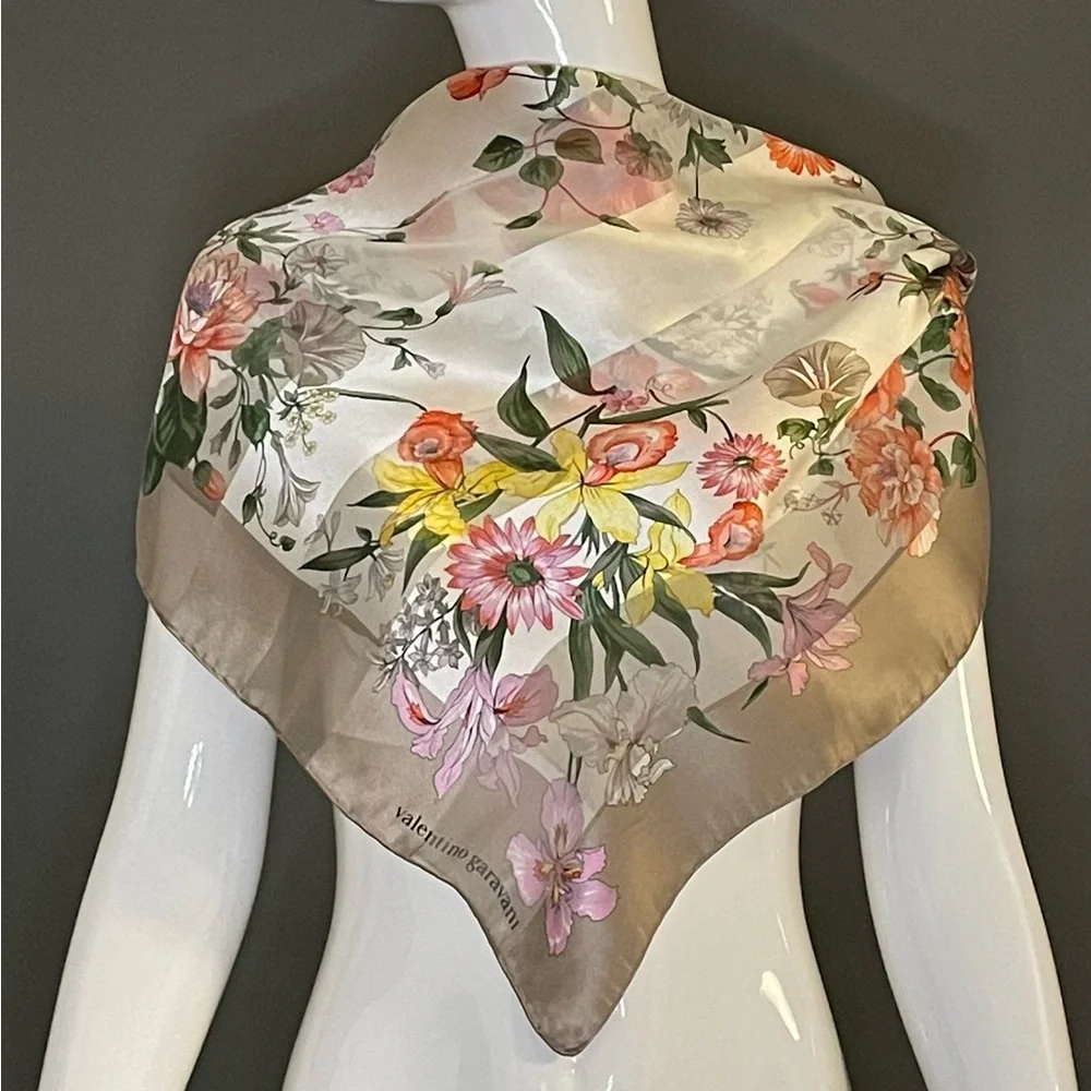 Lovely Valentino Garavani Silk Scarf Floral 34 In Excellent Condition
